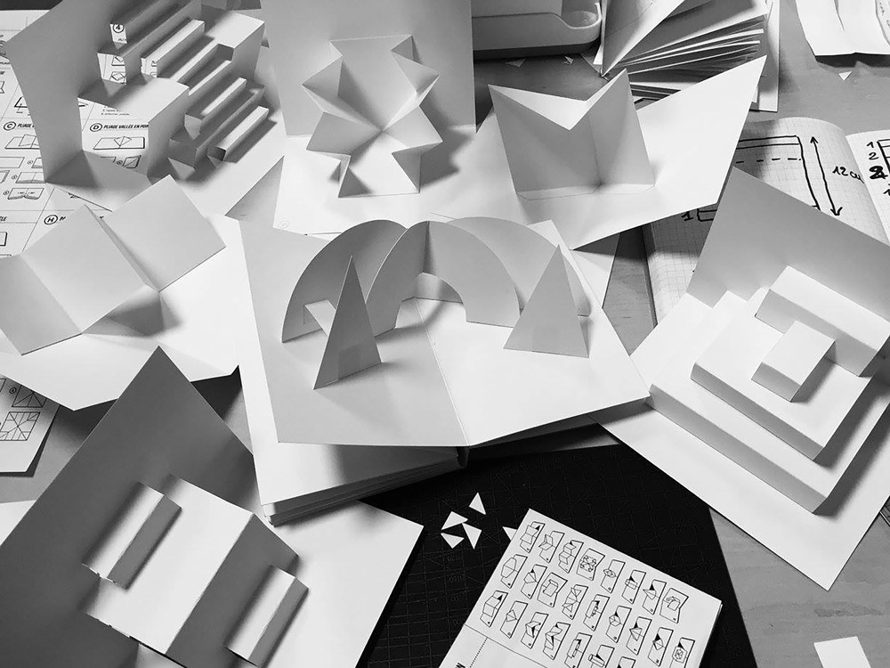 Mathilde Arnaud. Catálogo de tarjetas con ejemplos de técnicas desplegables (2023)