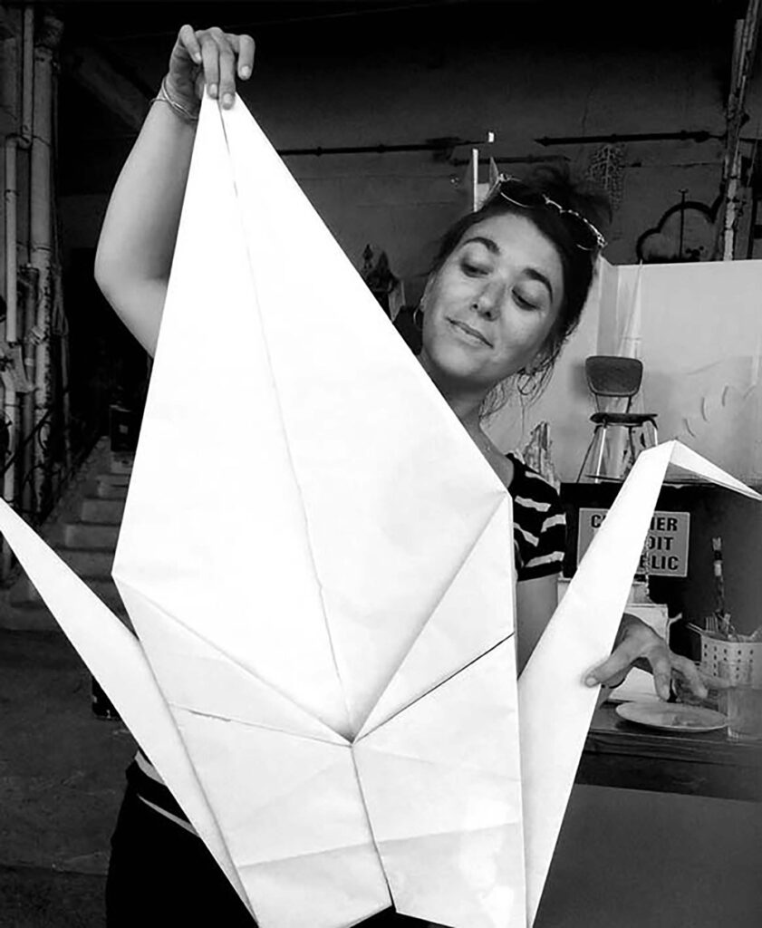 Mathilde Arnaud en su estudio-taller con una de sus creaciones desplegables (2023)