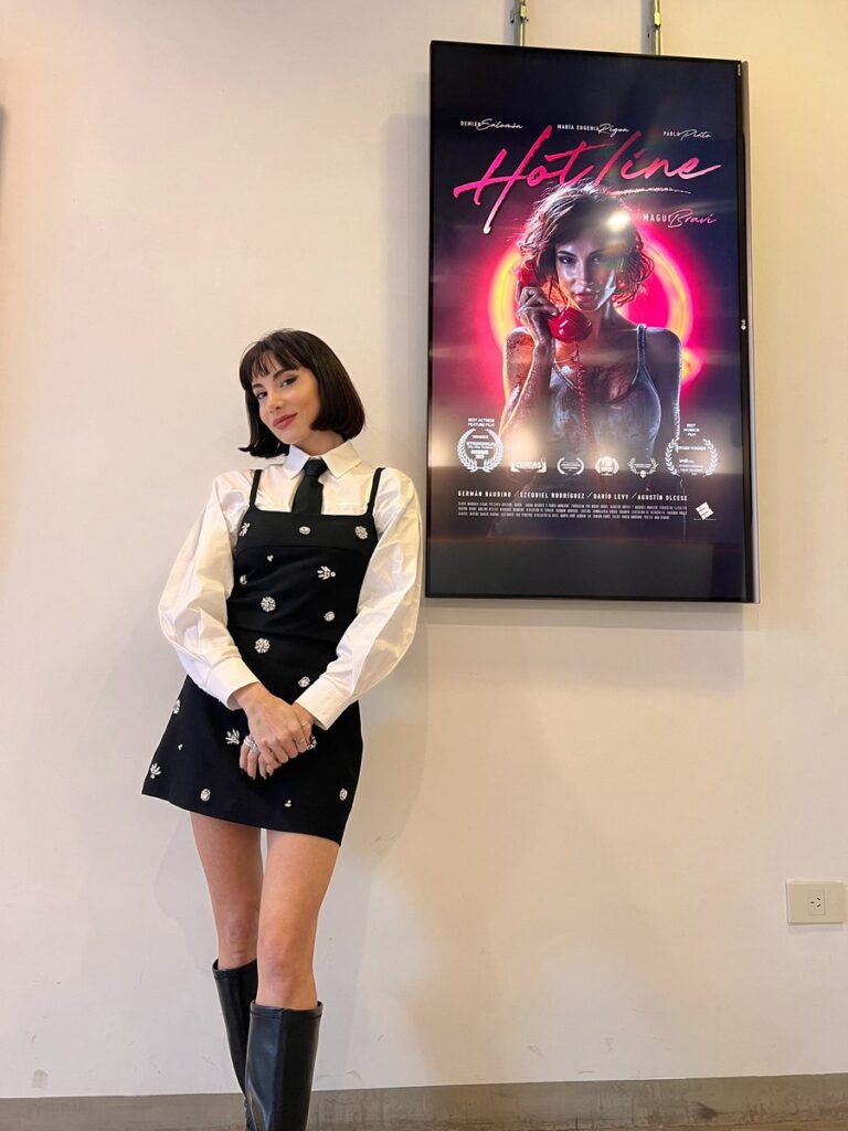 Magui Bravi en el cine Gaumont junto al póster de Hotline.